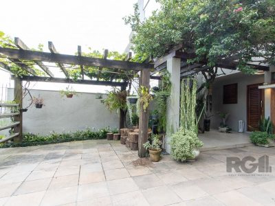 Casa à venda com 360m², 4 quartos, 4 suítes, 4 vagas no bairro Cristal em Porto Alegre - Foto 2