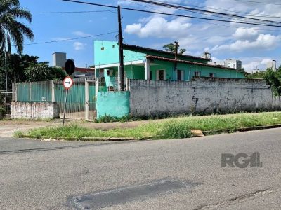 Casa à venda com 150m², 3 quartos, 1 suíte, 4 vagas no bairro Glória em Porto Alegre - Foto 2