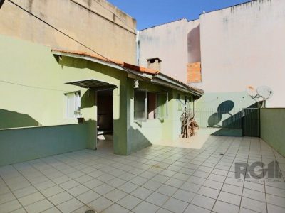 Casa à venda com 235m², 4 quartos, 1 suíte, 3 vagas no bairro Azenha em Porto Alegre - Foto 17