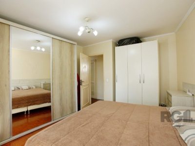 Casa à venda com 235m², 4 quartos, 1 suíte, 3 vagas no bairro Azenha em Porto Alegre - Foto 12