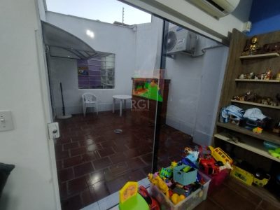 Casa à venda com 299m², 4 quartos, 2 vagas no bairro Santana em Porto Alegre - Foto 19