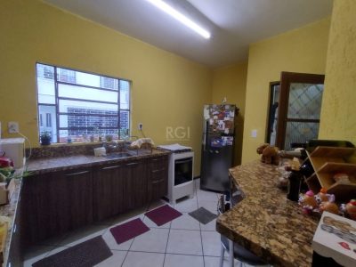 Casa à venda com 299m², 4 quartos, 2 vagas no bairro Santana em Porto Alegre - Foto 12