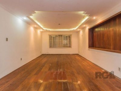 Casa à venda com 220m², 3 quartos, 1 suíte, 4 vagas no bairro Petrópolis em Porto Alegre - Foto 2