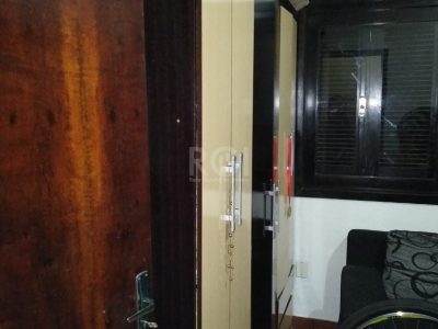 Casa à venda com 265m², 5 quartos, 2 suítes no bairro Floresta em Porto Alegre - Foto 12