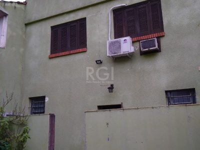 Casa à venda com 265m², 5 quartos, 2 suítes no bairro Floresta em Porto Alegre - Foto 30