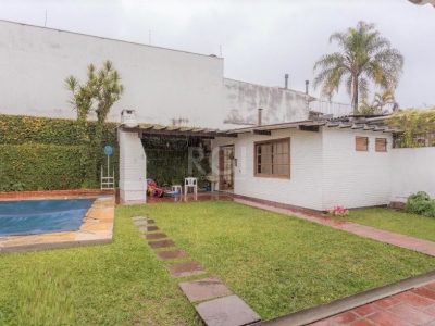 Casa à venda com 327m², 4 quartos, 1 suíte, 3 vagas no bairro Chácara das Pedras em Porto Alegre - Foto 2