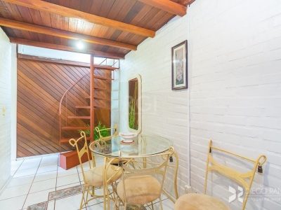 Casa à venda com 140m², 2 quartos, 2 suítes, 2 vagas no bairro Medianeira em Porto Alegre - Foto 3