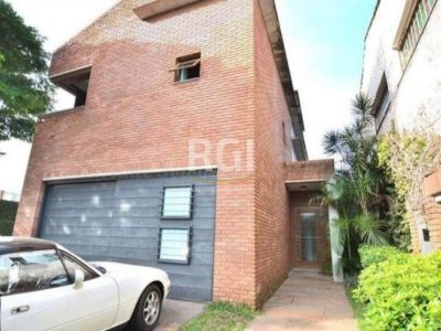 Casa à venda com 276m², 3 quartos, 1 suíte, 5 vagas no bairro Medianeira em Porto Alegre - Foto 4