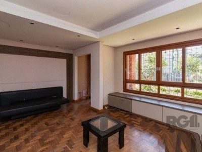 Casa à venda com 242m², 4 quartos, 1 suíte, 2 vagas no bairro Santana em Porto Alegre - Foto 2