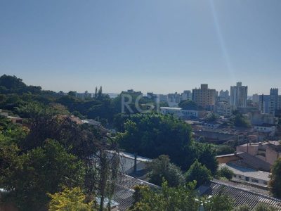 Casa à venda com 347m², 4 quartos, 2 suítes, 5 vagas no bairro Medianeira em Porto Alegre - Foto 31