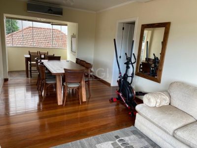 Apartamento à venda com 105m², 3 quartos, 1 suíte, 1 vaga no bairro Jardim Botânico em Porto Alegre - Foto 2