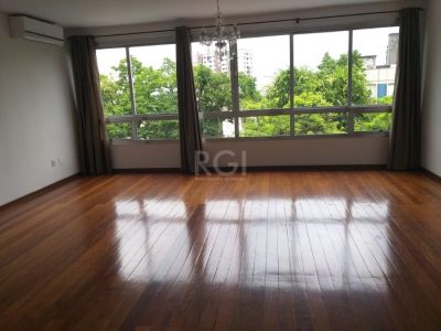 Apartamento à venda com 130m², 3 quartos, 1 suíte, 2 vagas no bairro Moinhos de Vento em Porto Alegre - Foto 2