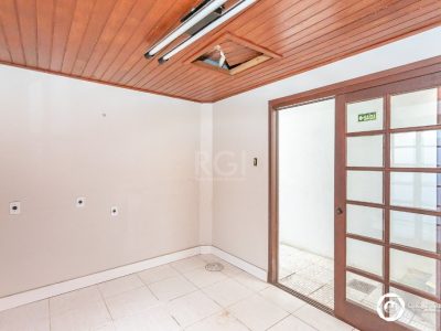 Casa à venda com 330m², 4 quartos, 3 suítes, 2 vagas no bairro Petrópolis em Porto Alegre - Foto 30