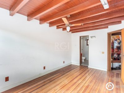 Casa à venda com 330m², 4 quartos, 3 suítes, 2 vagas no bairro Petrópolis em Porto Alegre - Foto 49