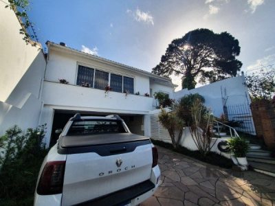 Casa à venda com 450m², 4 quartos, 2 suítes, 4 vagas no bairro Três Figueiras em Porto Alegre - Foto 3