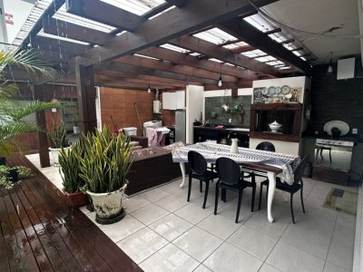 Casa à venda com 367m², 3 quartos, 2 suítes, 3 vagas no bairro Ipanema em Porto Alegre - Foto 4