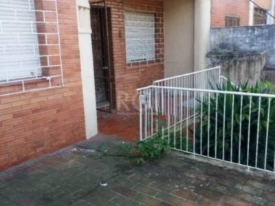 Casa à venda com 253m², 3 quartos, 1 suíte, 1 vaga no bairro Santana em Porto Alegre - Foto 2