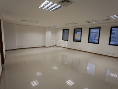 Conjunto/Sala à venda com 62m² no bairro Três Figueiras em Porto Alegre - Foto 2