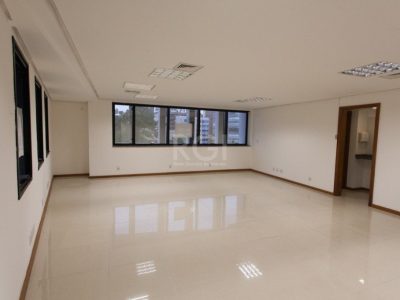 Conjunto/Sala à venda com 62m² no bairro Três Figueiras em Porto Alegre - Foto 4