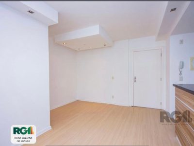 Apartamento à venda com 69m², 3 quartos, 1 suíte, 1 vaga no bairro Vila Ipiranga em Porto Alegre - Foto 2