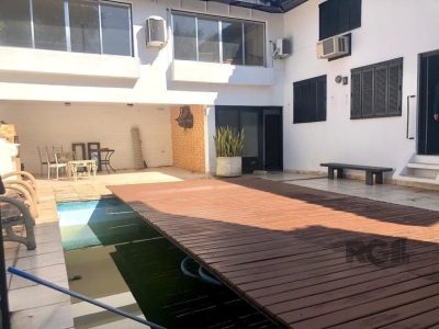 Casa à venda com 308m², 4 quartos, 4 suítes, 4 vagas no bairro Três Figueiras em Porto Alegre - Foto 2