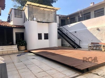 Casa à venda com 308m², 4 quartos, 4 suítes, 4 vagas no bairro Três Figueiras em Porto Alegre - Foto 3