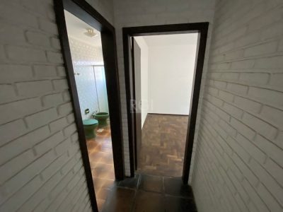 Casa à venda com 280m², 4 quartos, 1 suíte, 4 vagas no bairro Três Figueiras em Porto Alegre - Foto 17