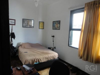 Casa à venda com 250m², 4 quartos, 1 suíte, 2 vagas no bairro Petrópolis em Porto Alegre - Foto 2