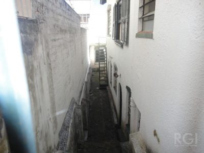 Casa à venda com 250m², 4 quartos, 1 suíte, 2 vagas no bairro Petrópolis em Porto Alegre - Foto 3