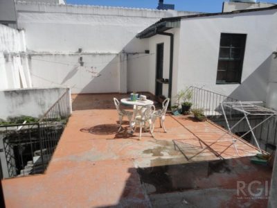 Casa à venda com 250m², 4 quartos, 1 suíte, 2 vagas no bairro Petrópolis em Porto Alegre - Foto 6