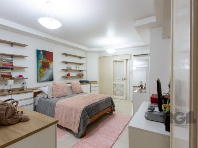 Casa à venda com 309m², 3 quartos, 2 suítes, 3 vagas no bairro Ipanema em Porto Alegre - Foto 29