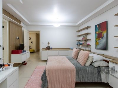 Casa à venda com 309m², 3 quartos, 2 suítes, 3 vagas no bairro Ipanema em Porto Alegre - Foto 31