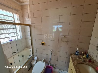 Casa à venda com 257m², 3 quartos, 1 suíte, 4 vagas no bairro Ipanema em Porto Alegre - Foto 13