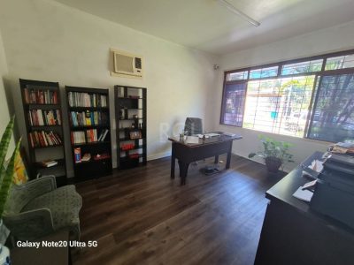 Casa à venda com 257m², 3 quartos, 1 suíte, 4 vagas no bairro Ipanema em Porto Alegre - Foto 10