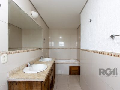 Casa à venda com 297m², 4 quartos, 2 suítes, 3 vagas no bairro Tristeza em Porto Alegre - Foto 27