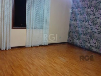 Casa à venda com 205m², 3 quartos, 1 suíte, 5 vagas no bairro Medianeira em Porto Alegre - Foto 2