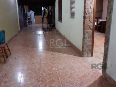 Casa à venda com 205m², 3 quartos, 1 suíte, 5 vagas no bairro Medianeira em Porto Alegre - Foto 4