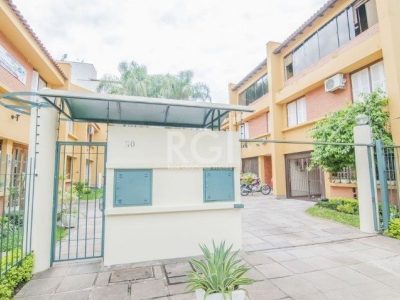 Casa Condominio à venda com 117m², 3 quartos, 1 suíte, 2 vagas no bairro Medianeira em Porto Alegre - Foto 2