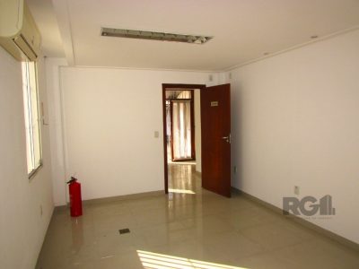 Casa à venda com 196m², 4 quartos, 6 vagas no bairro Passo d'Areia em Porto Alegre - Foto 3