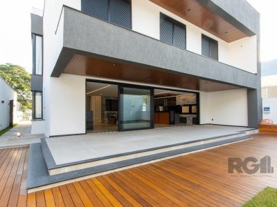 Casa à venda com 380m², 3 quartos, 3 suítes, 4 vagas no bairro Medianeira em Porto Alegre - Foto 24