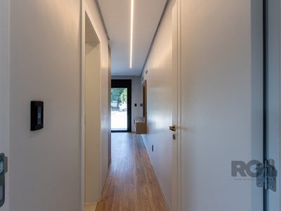 Casa à venda com 380m², 3 quartos, 3 suítes, 4 vagas no bairro Medianeira em Porto Alegre - Foto 28