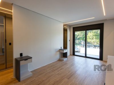 Casa à venda com 380m², 3 quartos, 3 suítes, 4 vagas no bairro Medianeira em Porto Alegre - Foto 42