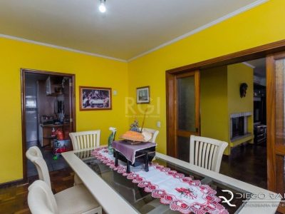 Casa à venda com 243m², 3 quartos, 1 suíte, 2 vagas no bairro Jardim Lindóia em Porto Alegre - Foto 4