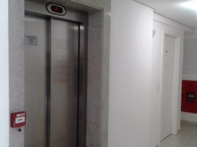 Apartamento à venda com 52m², 2 quartos, 1 suíte, 1 vaga no bairro Santana em Porto Alegre - Foto 3