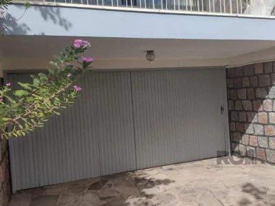 Casa à venda com 169m², 3 quartos, 1 suíte, 2 vagas no bairro Vila Ipiranga em Porto Alegre - Foto 4