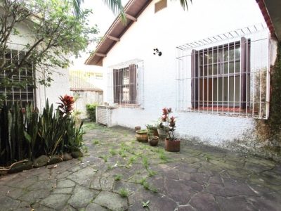 Casa à venda com 200m², 4 quartos, 4 vagas no bairro Medianeira em Porto Alegre - Foto 2