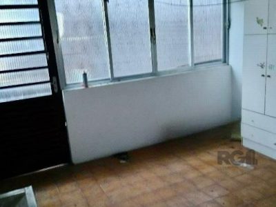 Casa à venda com 250m², 3 quartos, 1 suíte, 3 vagas no bairro Rio Branco em Porto Alegre - Foto 2