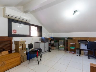 Casa à venda com 286m², 2 quartos, 1 suíte, 3 vagas no bairro Santa Tereza em Porto Alegre - Foto 15