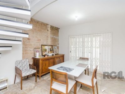 Casa à venda com 224m², 4 quartos, 4 vagas no bairro Três Figueiras em Porto Alegre - Foto 2