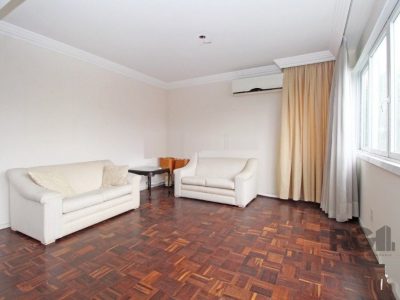 Apartamento à venda com 182m², 3 quartos, 1 suíte, 2 vagas no bairro Moinhos de Vento em Porto Alegre - Foto 2